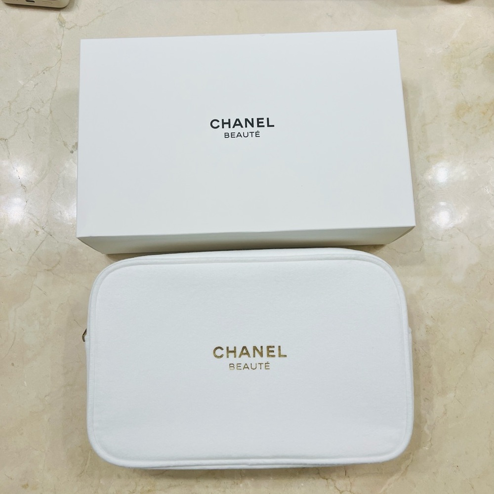 Chanel Beauté White and Gold Cosmetic Pouch